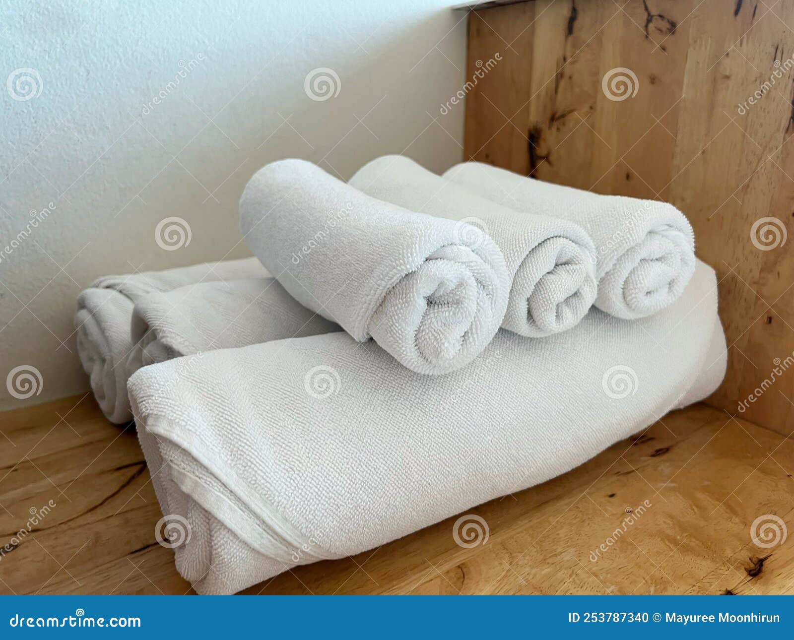 Asciugamani Di Cotone Bianco Laminati a Freddo in Un Hotel Di Lusso Per  Farsi Una Doccia Fotografia Stock - Immagine di igiene, lifestyle: 253787340