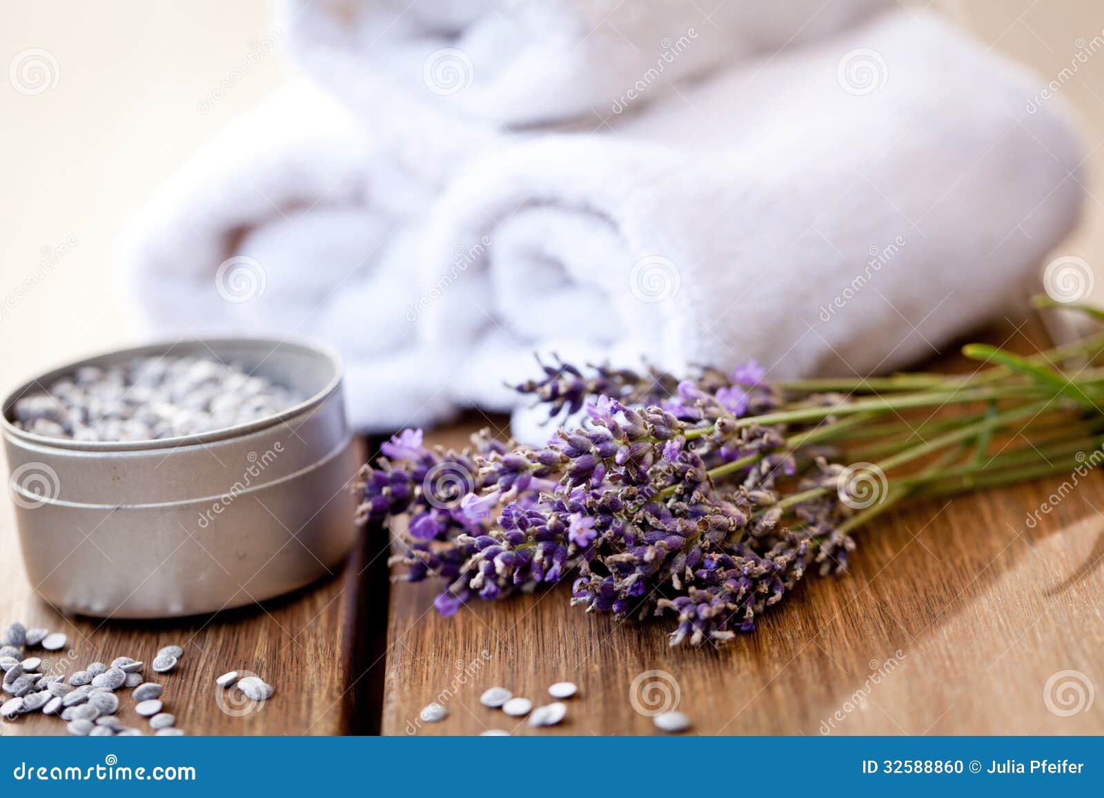 Asciugamano bianco e sale da bagno della lavanda fresca su fondo ...