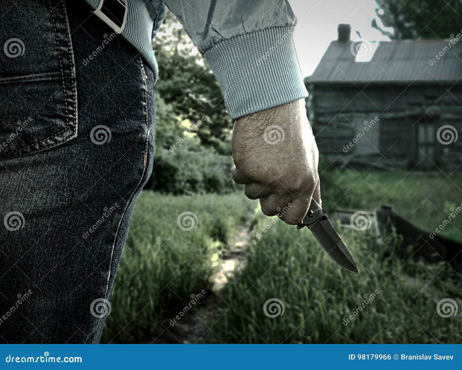 https://thumbs.dreamstime.com/z/asesino-en-el-bosque-98179966.jpg