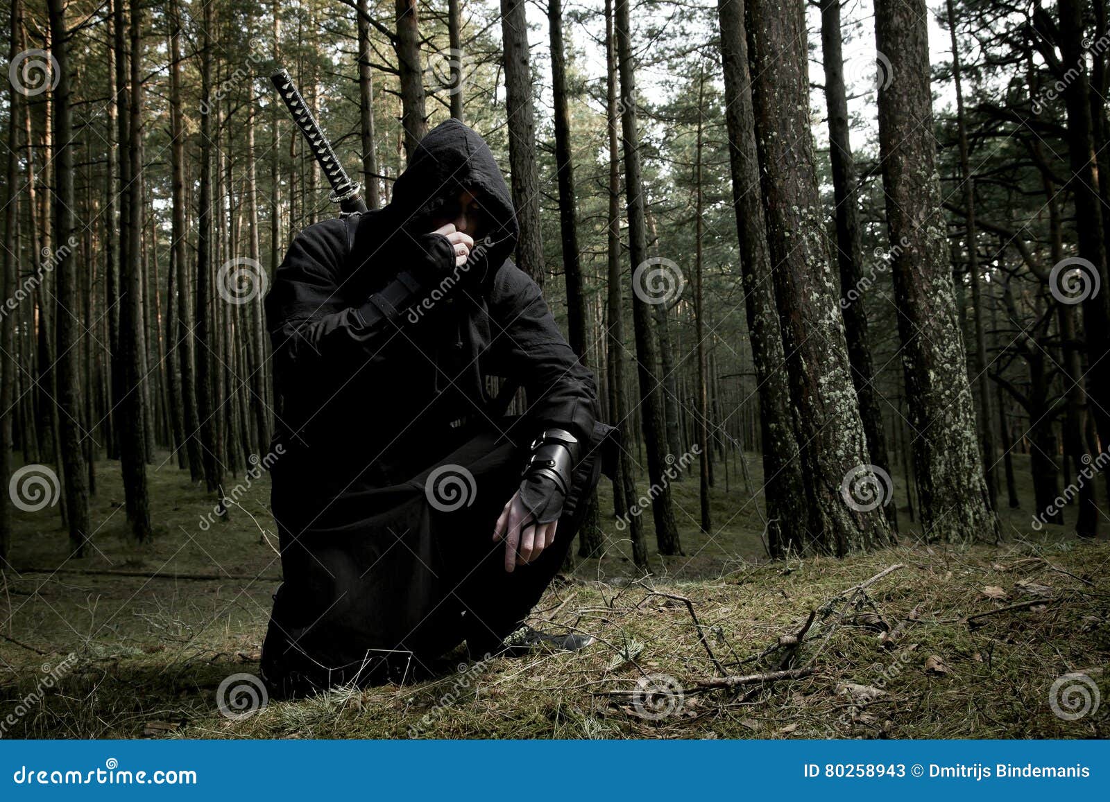 Маска песня лесника. Человек в капюшоне в лесу. Парень в капюшоне в лесу. Парень в темном лесу. Парень в маске в лесу.