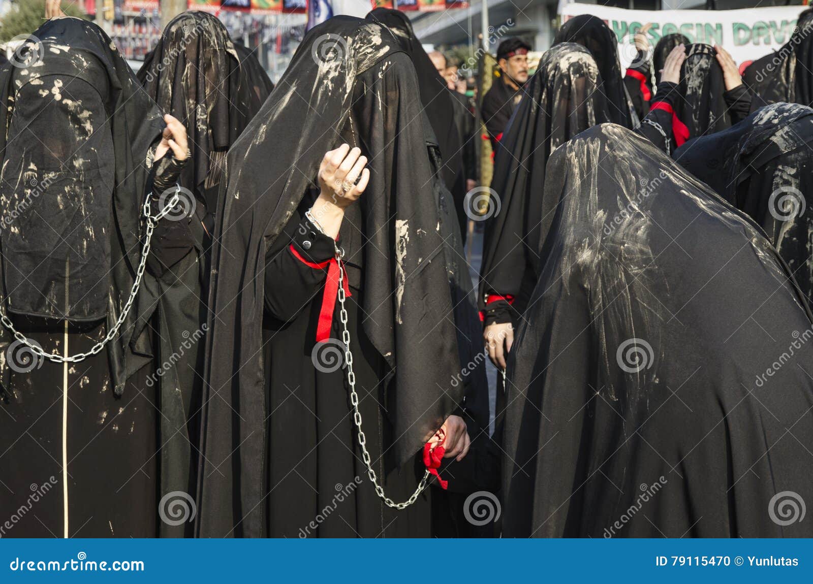 Что нельзя во время траура. Одежда для похорон женщины мусульманки. Мусульманские платья траурные. Мусульманские похороны одежда.