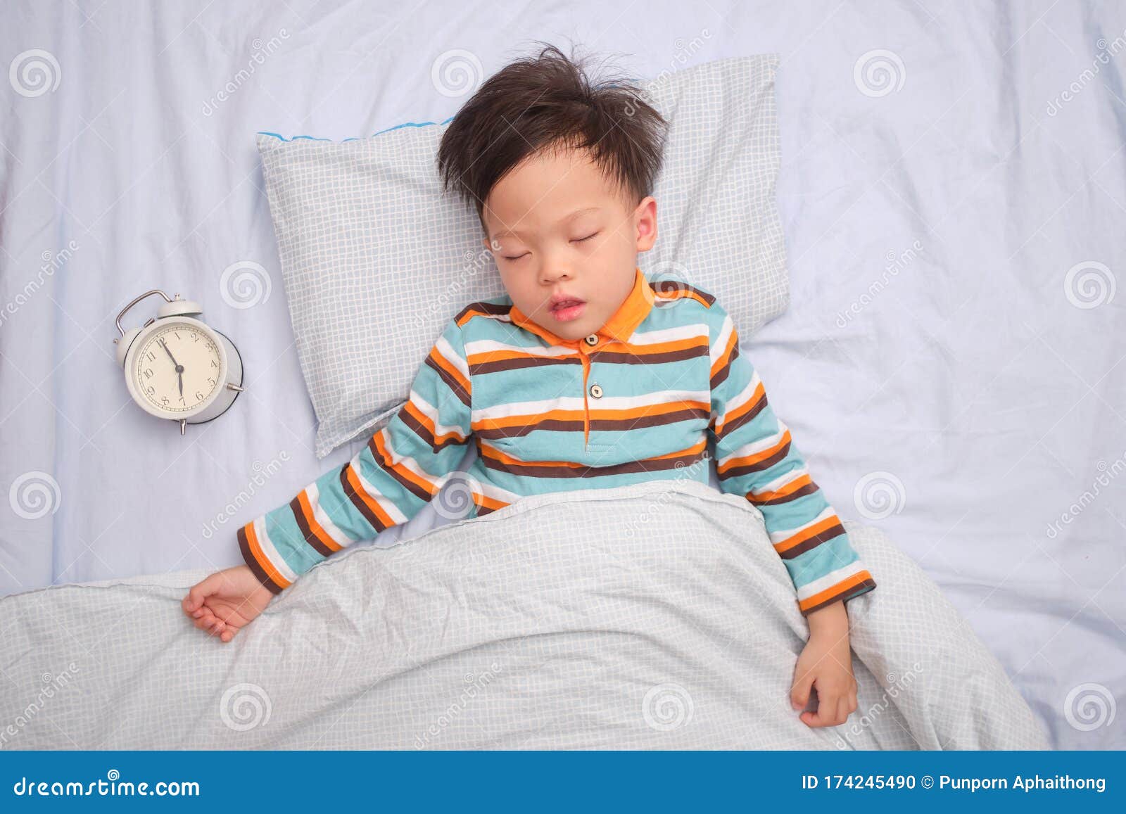 Asiático Niño Pequeño De 3 a 4 Años En Pijama Durmiendo / Tomando