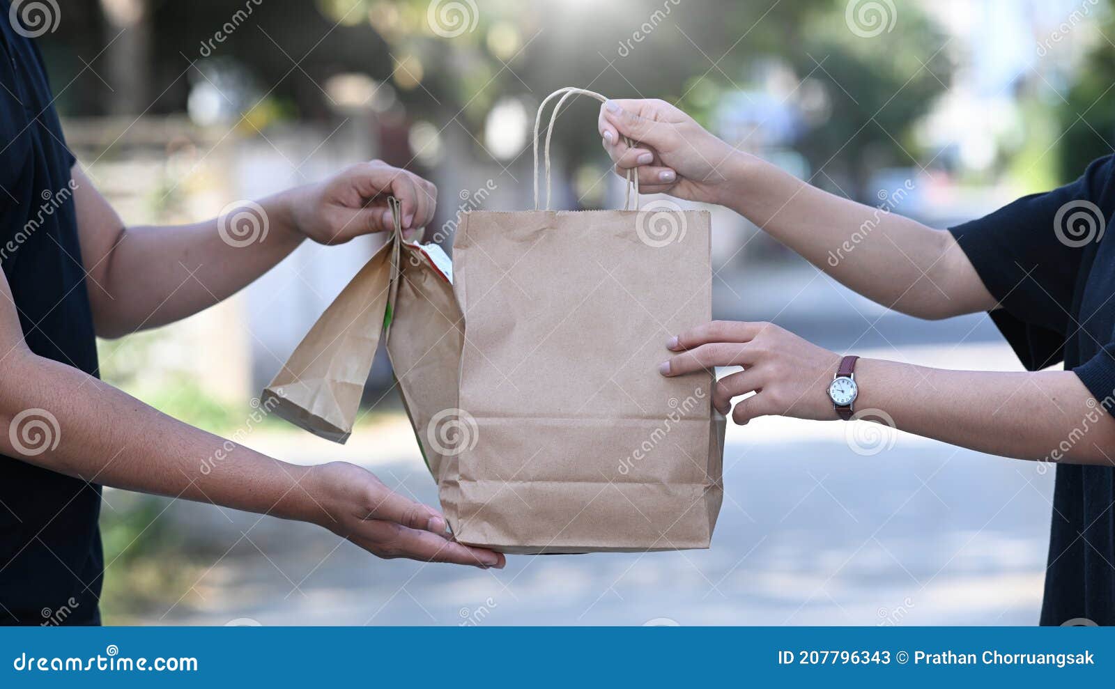 Asiático Entrega Hombre Manejo Bolsa De Papel Con Comida Dar a La Mujer  Cliente En Frente De La Casa. Imagen de archivo - Imagen de alimento,  casero: 207796343