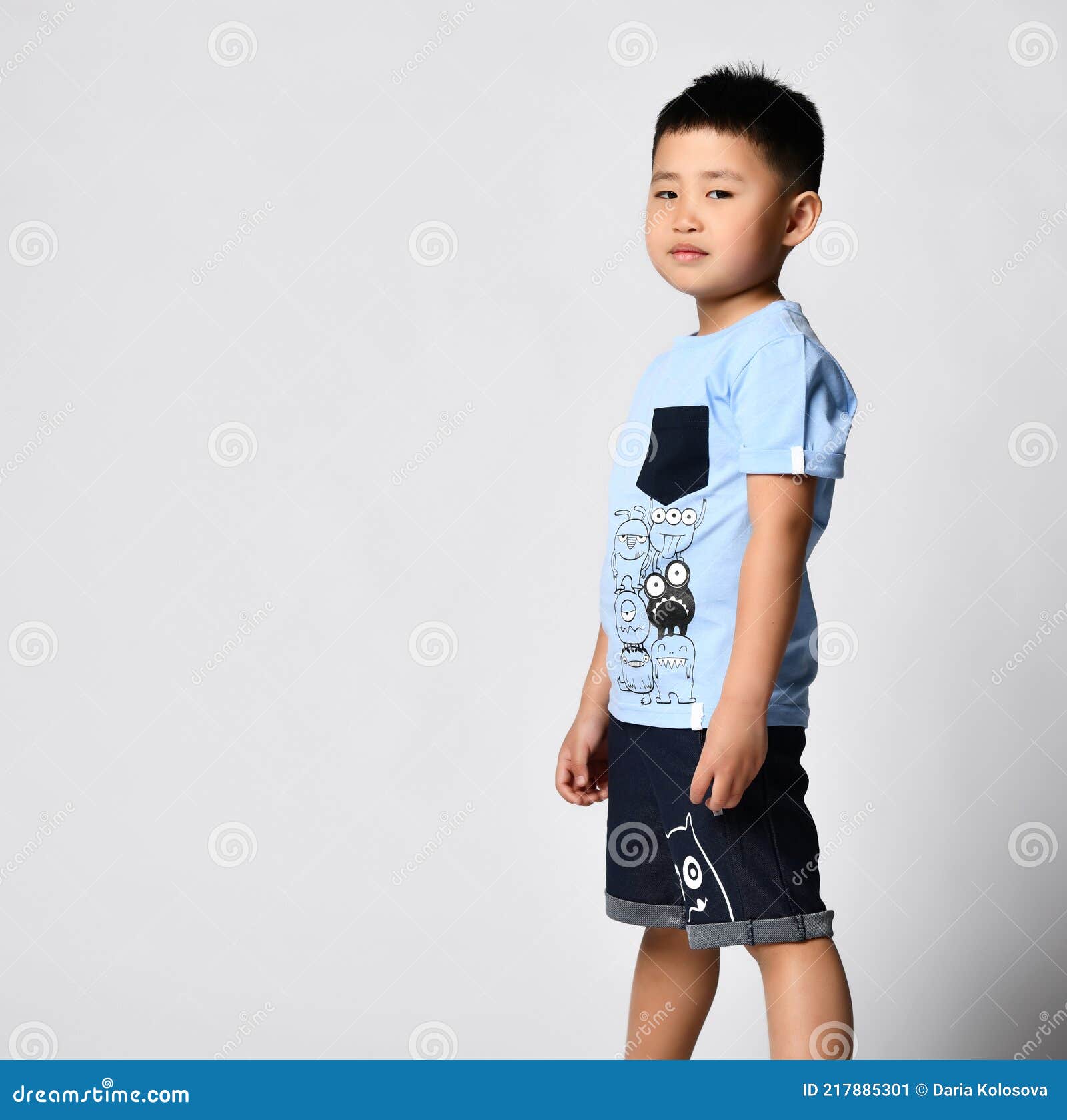 Asiático Niño En Verano Camiseta Y Pantalones Cortos En Cuclillas Aislado  Estudio Tiro Imagen de archivo - Imagen de tela, muchacho: 217885301