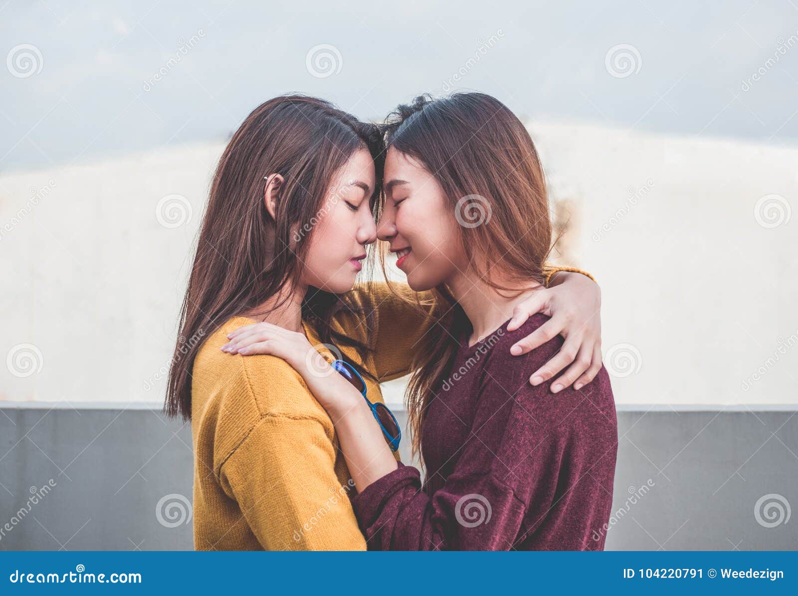 Girls Kissing The Shower