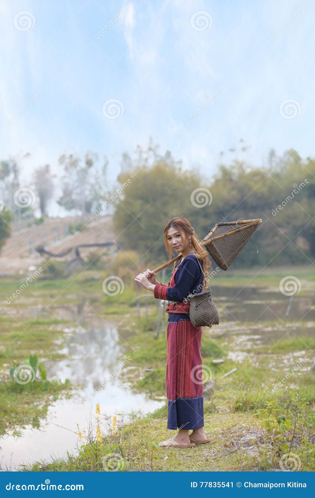 https://thumbs.dreamstime.com/z/asian-beautiful-lady-tribe-dress-stand-near-swamp-fishin-fishing-gear-hand-thailand-77835541.jpg