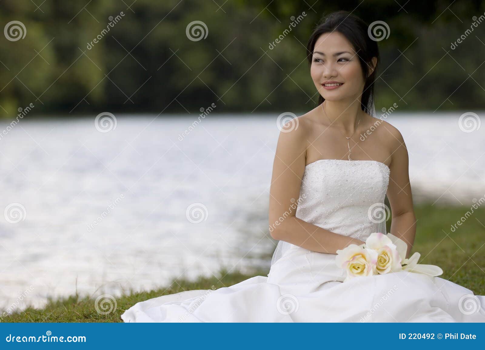 17 Beautiful Wedding Poses for the Bride and Groom