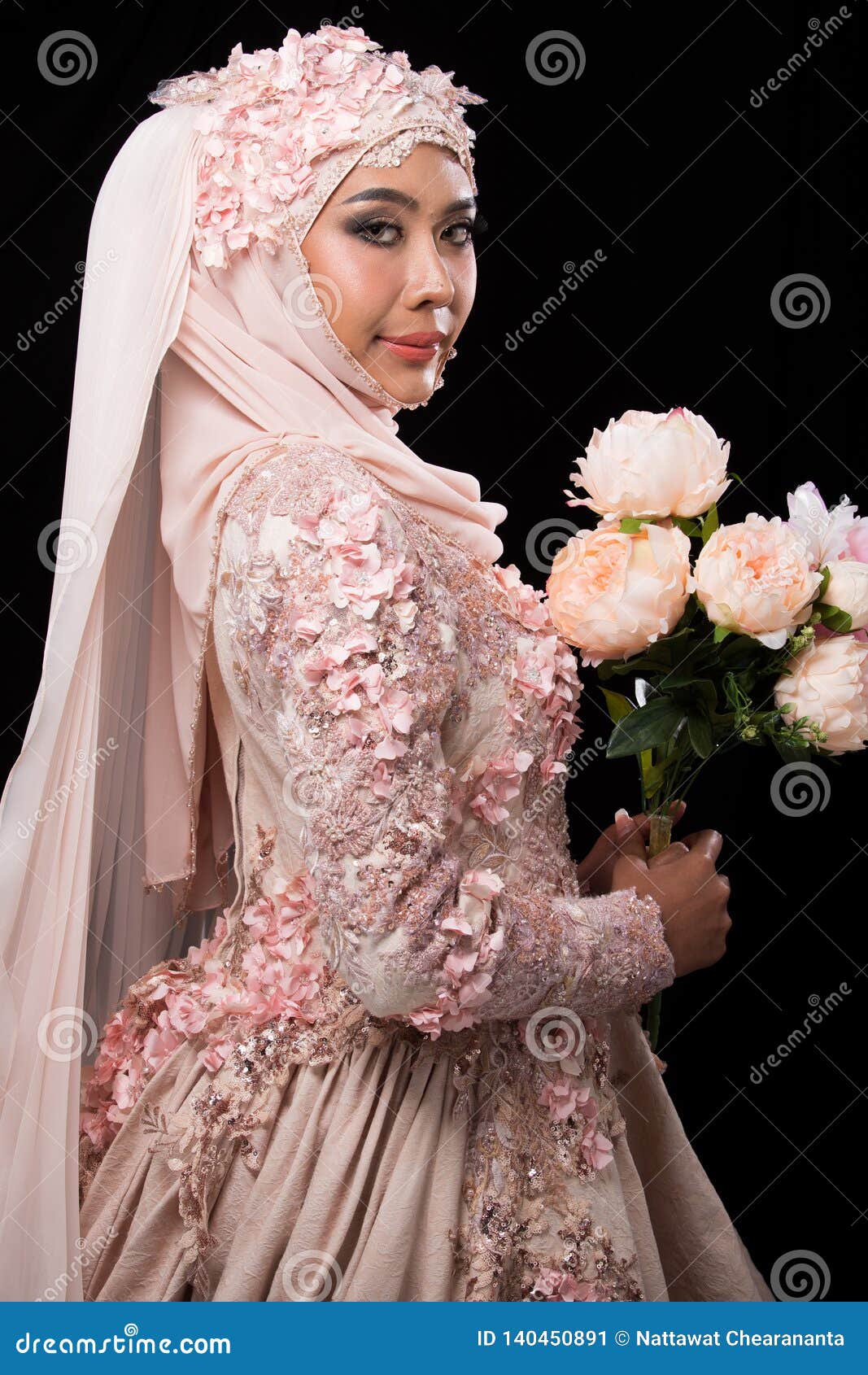 Muslim Arabic Bride in Lace Bead ...