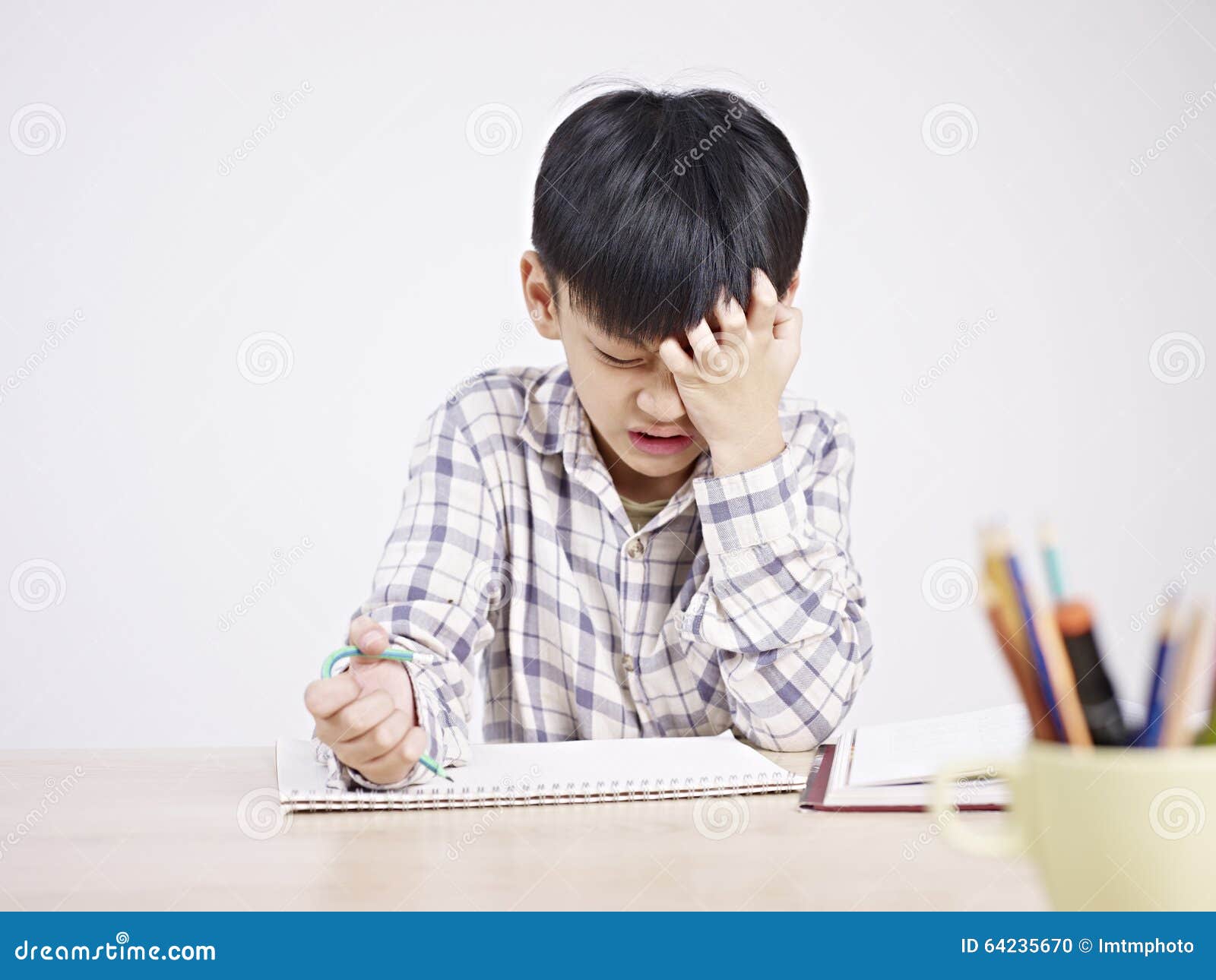悲伤的男孩在家里做作业。疲惫的男孩学习功课，坐在他的书桌。矢量人物插图的小学儿童教育，学生在课堂上，学习问题在学校。插画图片素材_ID ...