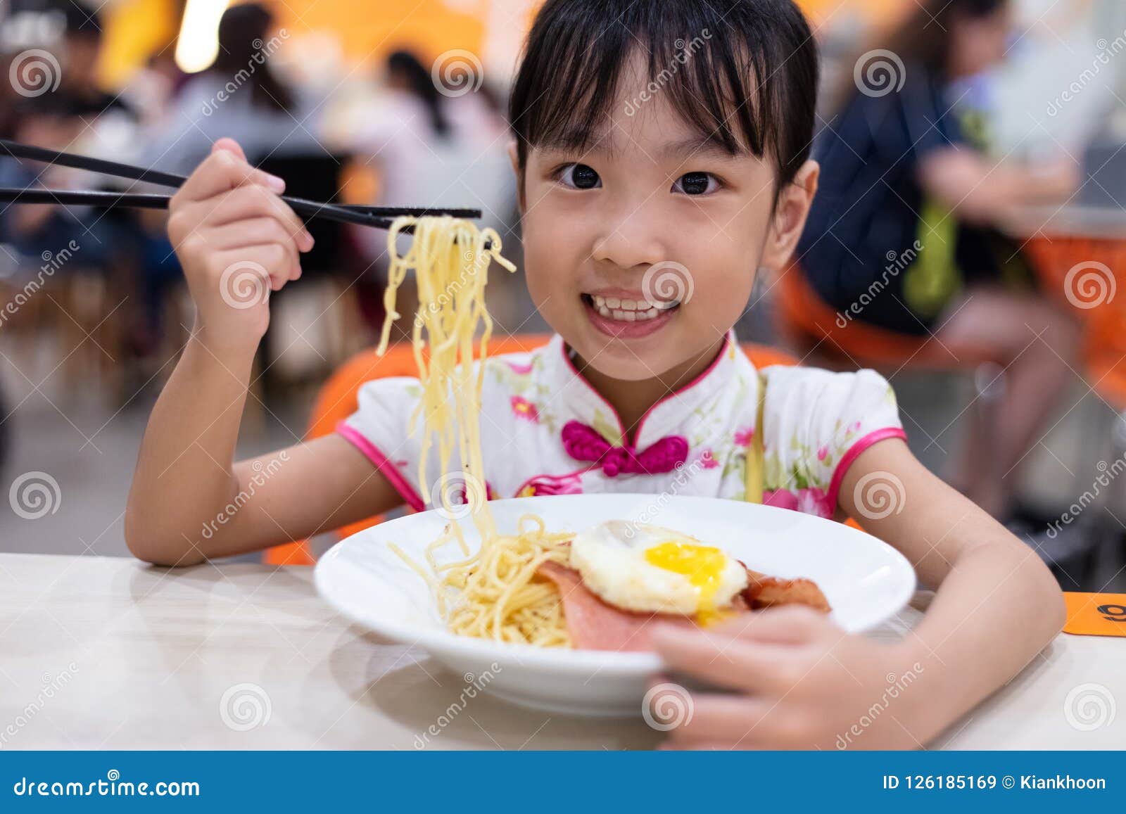 Я хочу есть по китайски. Китаец ест лапшу. Китайцы едят палочками. Азиатская девочка ест лапшу.