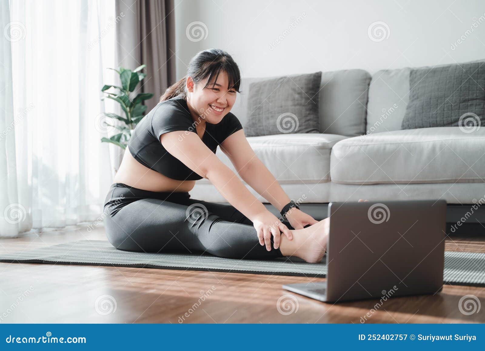 Asian Chubby Woman Sitting on the Floor in Living Room Practice Online ...