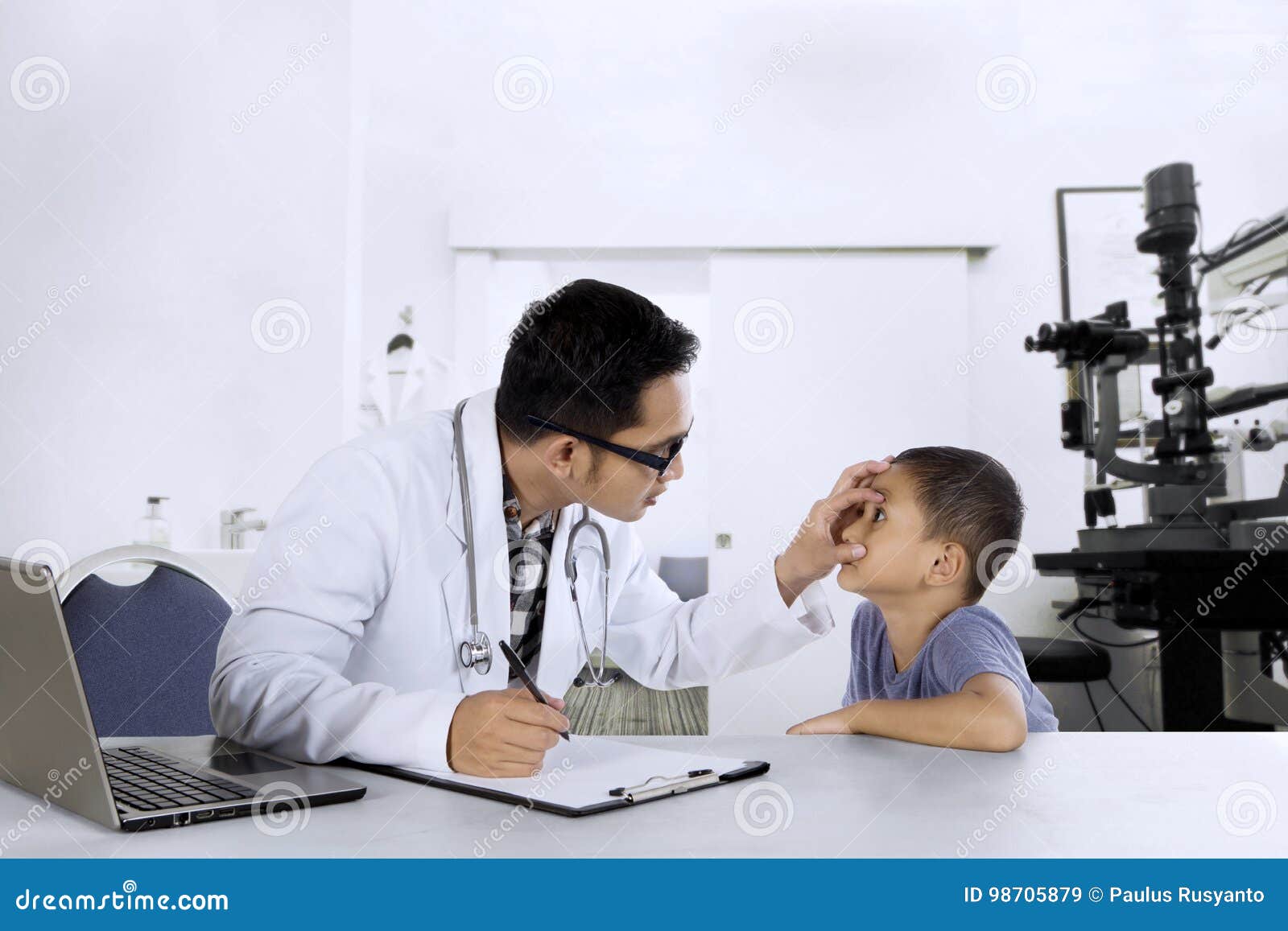 Врачи проверят мозги. Окулист Азиат. Глаза врача. Азиатский ребенок у врача офтальмолога. Детский офтальмолог Азия.