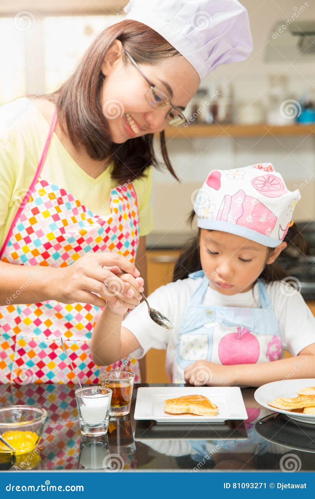 Asian Family Enjoy Making Pancake, Asian Mother And Daughter Enjoy Making Bakery Stock Image 