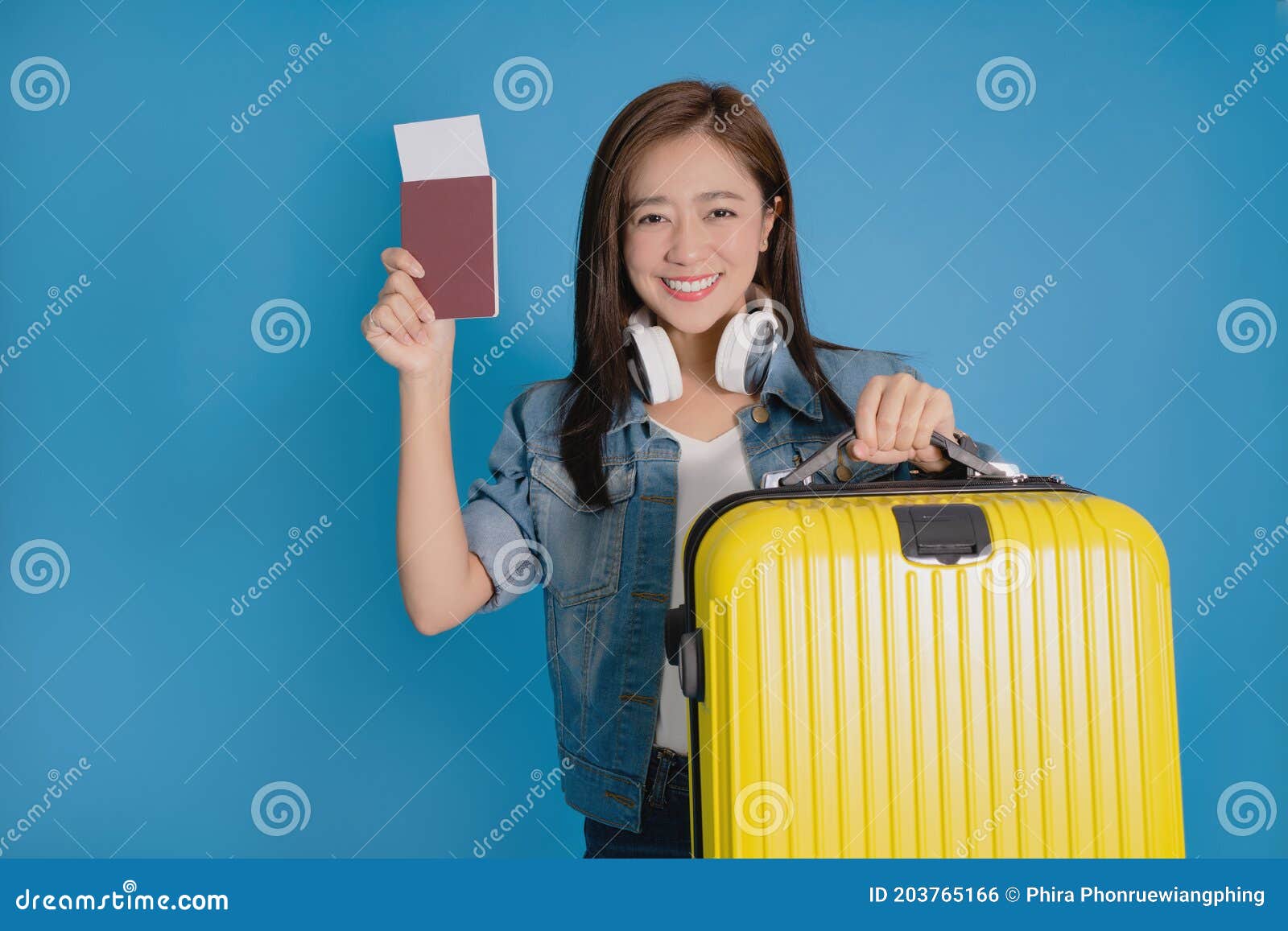 Asian Female Tourists Wearing Casual Clothes are Carrying Luggage and ...