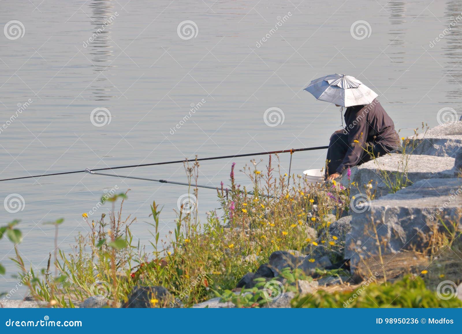 Asian Fisherman in Traditional Clothing Stock Photo - Image of chinese,  fishing: 98950236