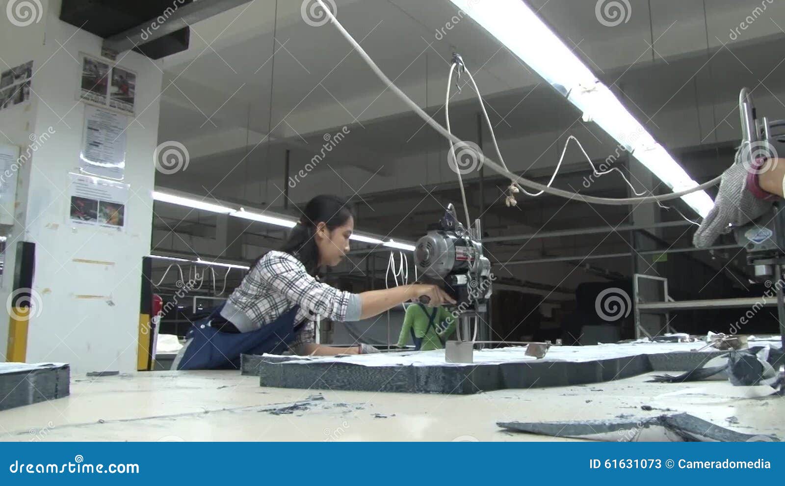 How do you use a textile cutting table?