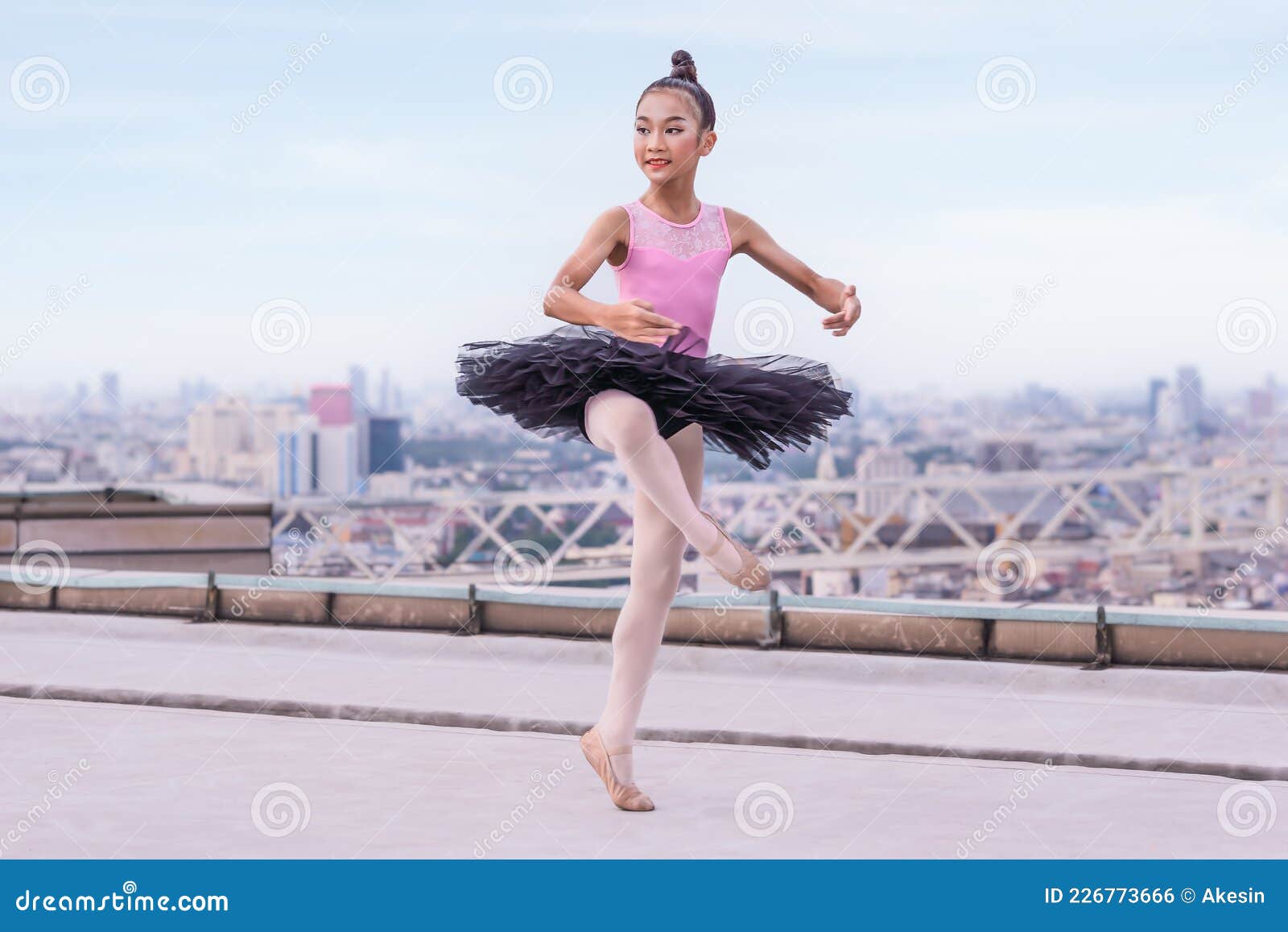 sende Bemyndige Vædde Asian Girl Ballerina Dancer Performing Ballet Dance on Rooftop Stock Photo  - Image of grace, flexibility: 226773666