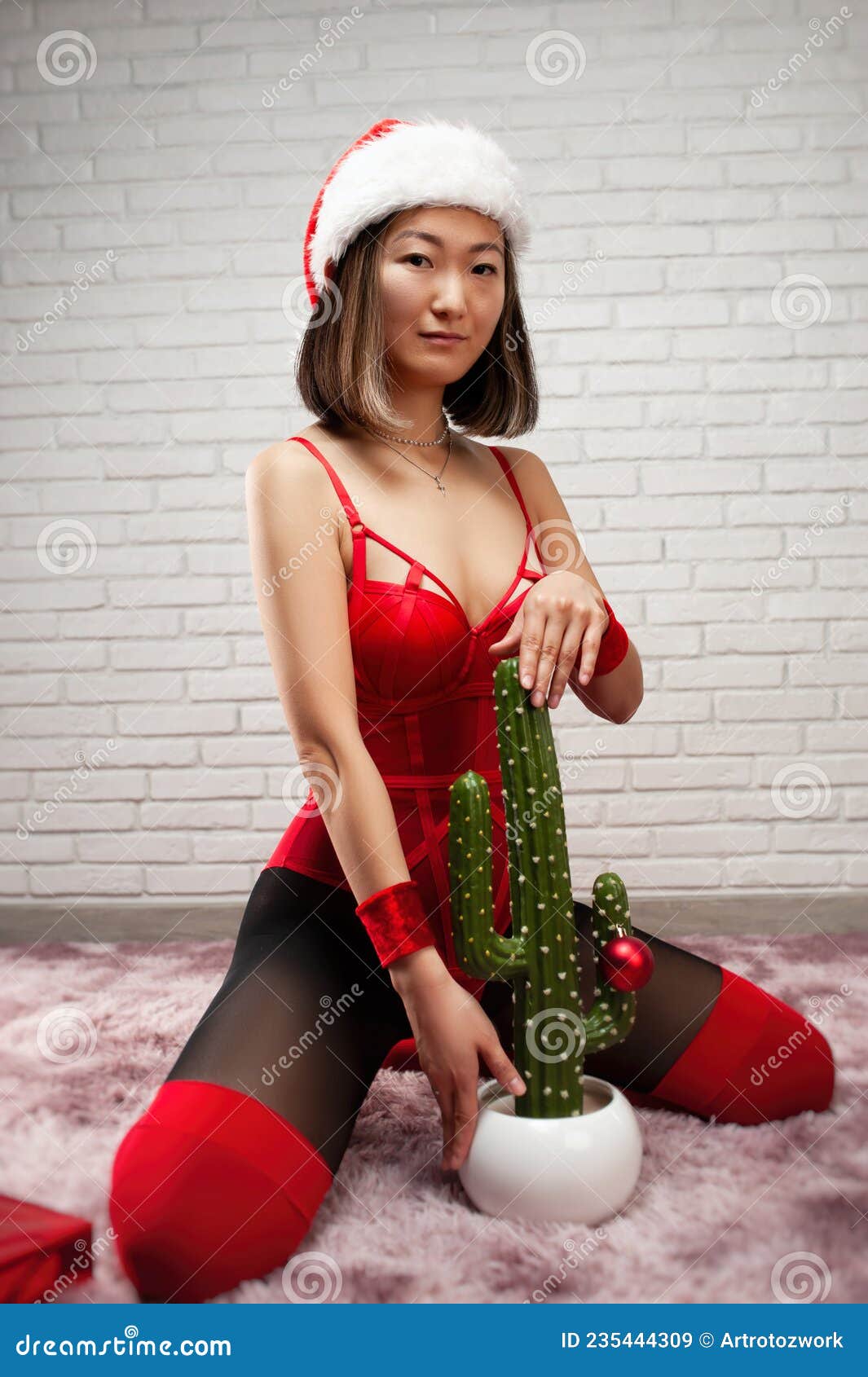 Faktisk hyppigt menneskemængde Asian Girl in Red Underwear, Bodysuit and Santa Hat with Christmas Gifts  Stock Image - Image of sporty, asian: 235444309