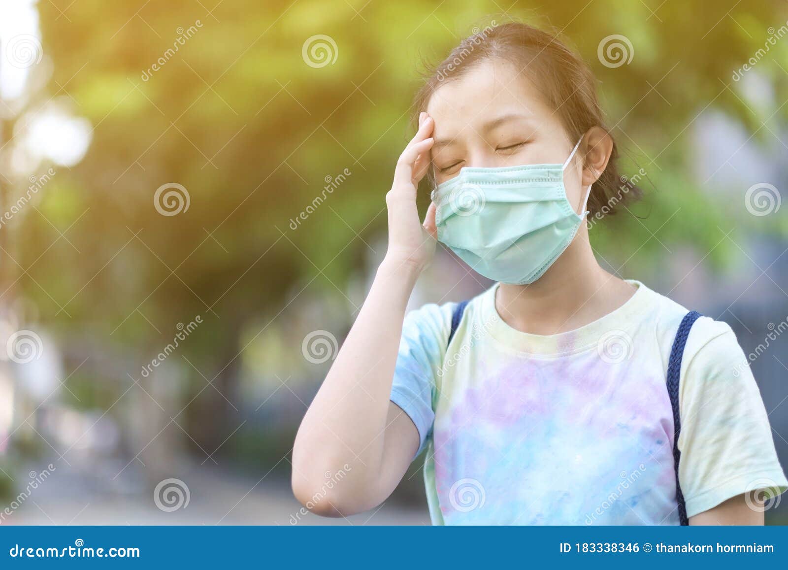 asian girl with surgical mask felling dizziness