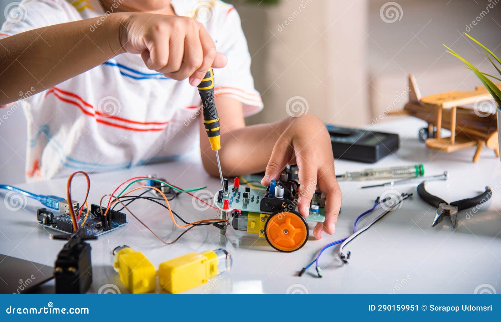 Arduino diy kit for creating robots and other home made products