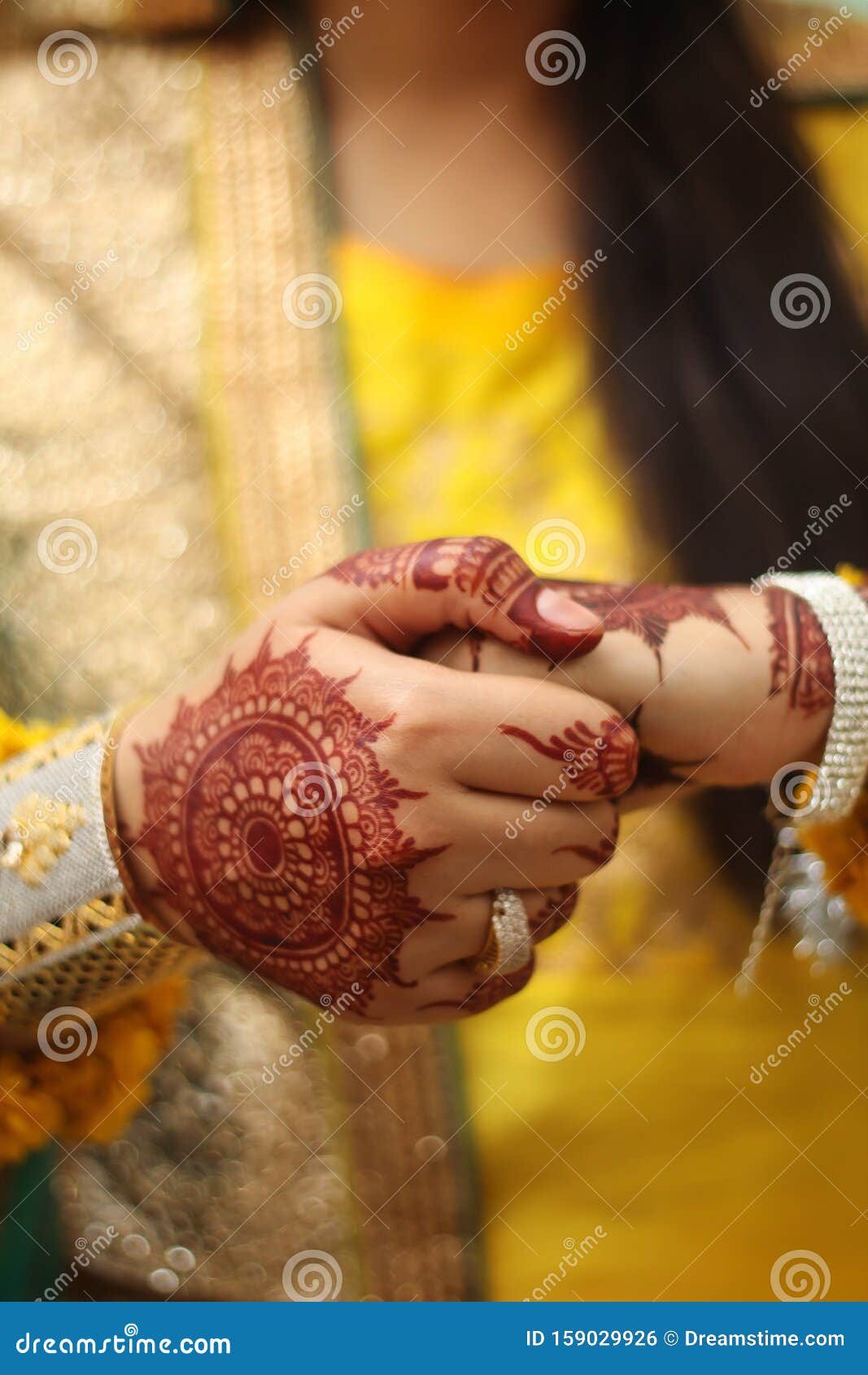 Hold can hands pakistan? couples in THE 10