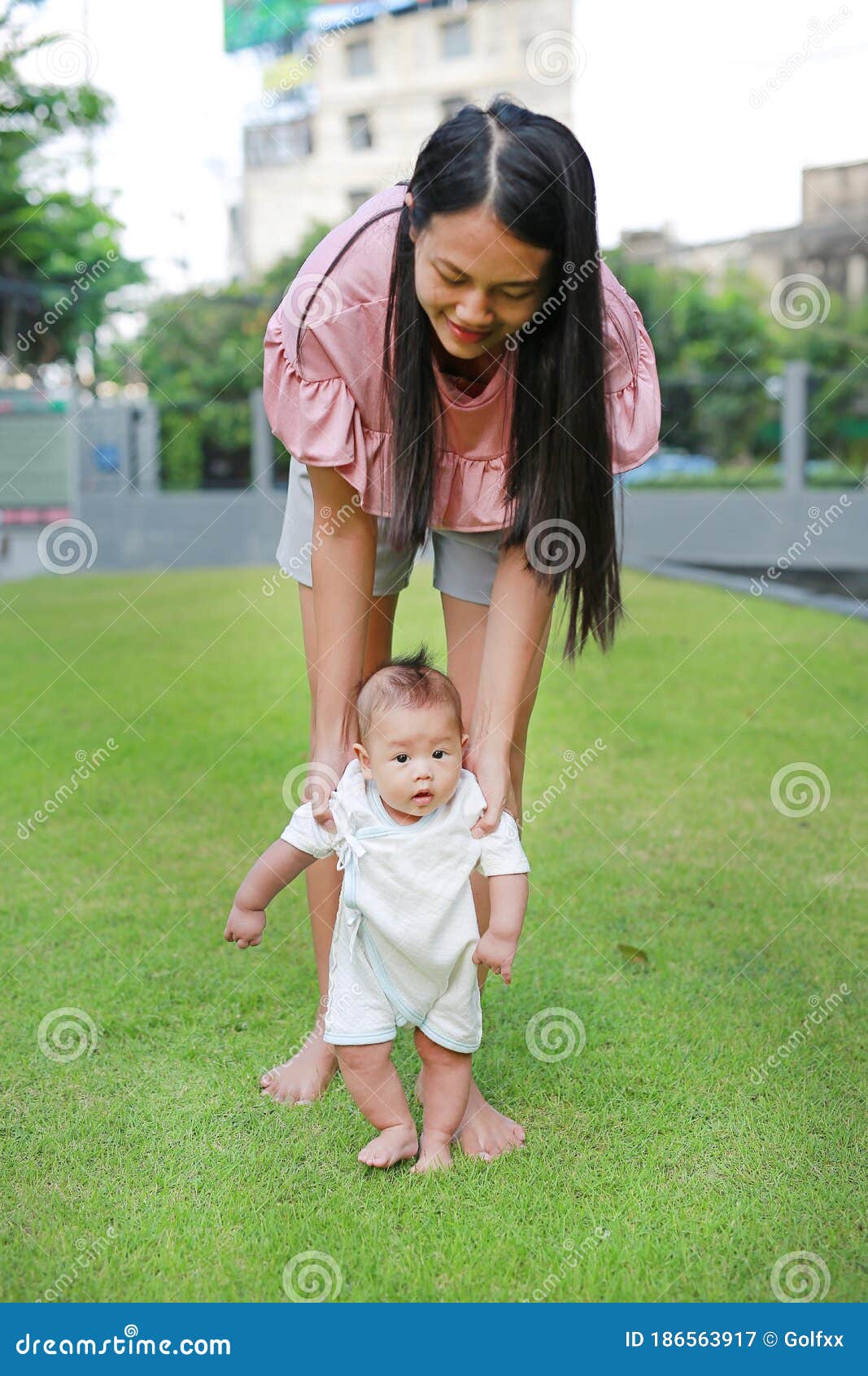 how long from first steps to walking