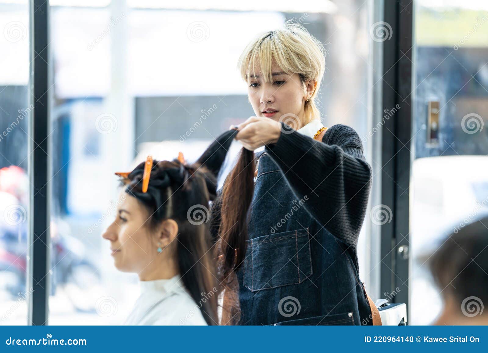Asian Professional Female Stylist Cutting Woman`s Hair in Salon. the Woman  Hairdresser Using Scissors Cut the Young Girl Sitting I Stock Photo - Image  of model, customer: 220964140