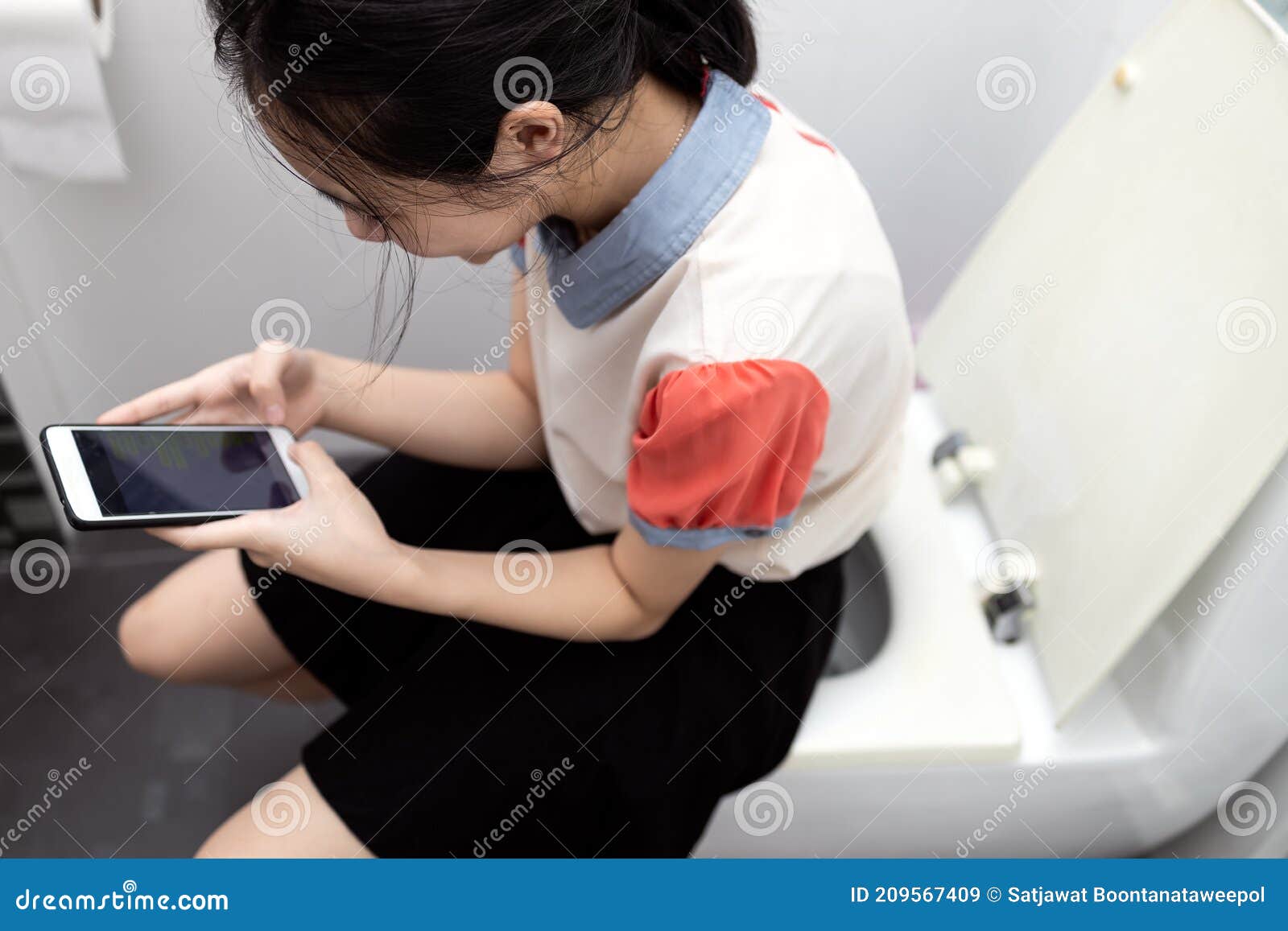 Pooping Asian Girl