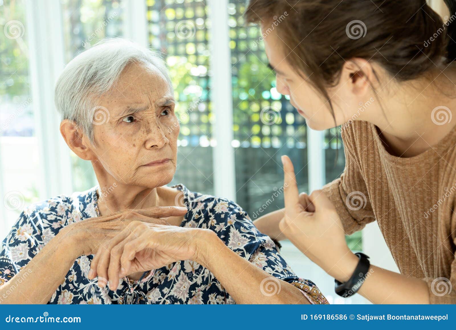 asian senior woman is confused because she can not remember the face of their family or forget her daughter,memory loss in elderly