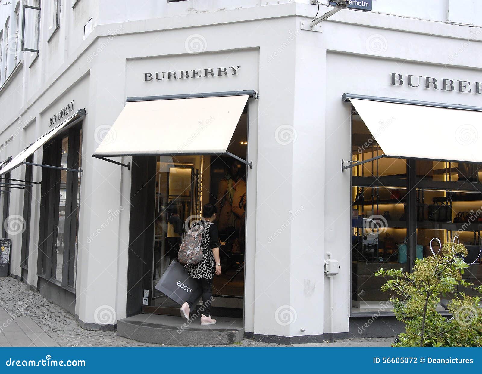 ASIAN SHOPPER ENTERING BURBERRY STORE Editorial Photography - Image of british: 56605072