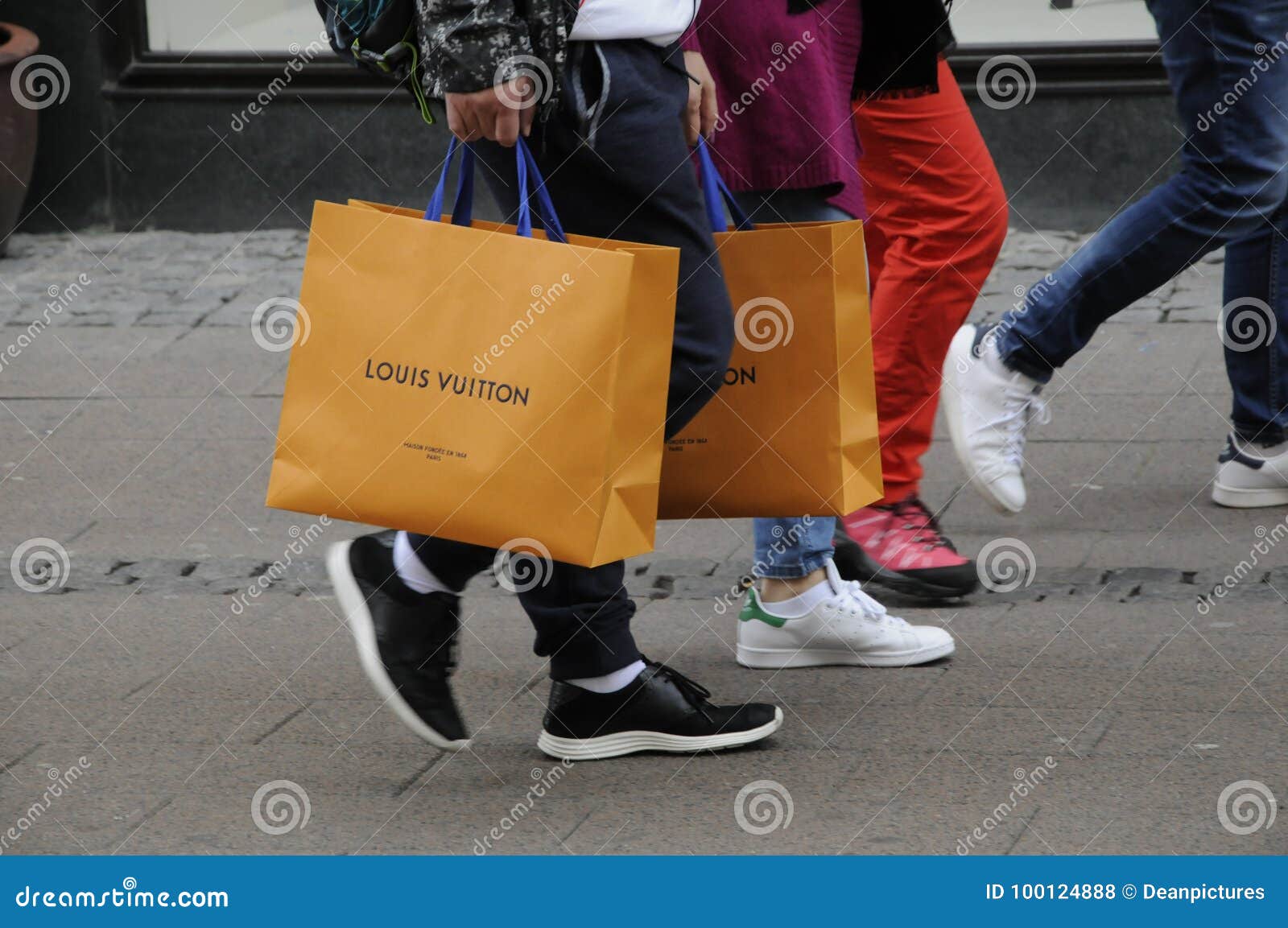 ASIAN SHOPPERS BUY LOUIS VUITTON PRODUCTS Editorial Stock Photo - Image of tourists, people ...