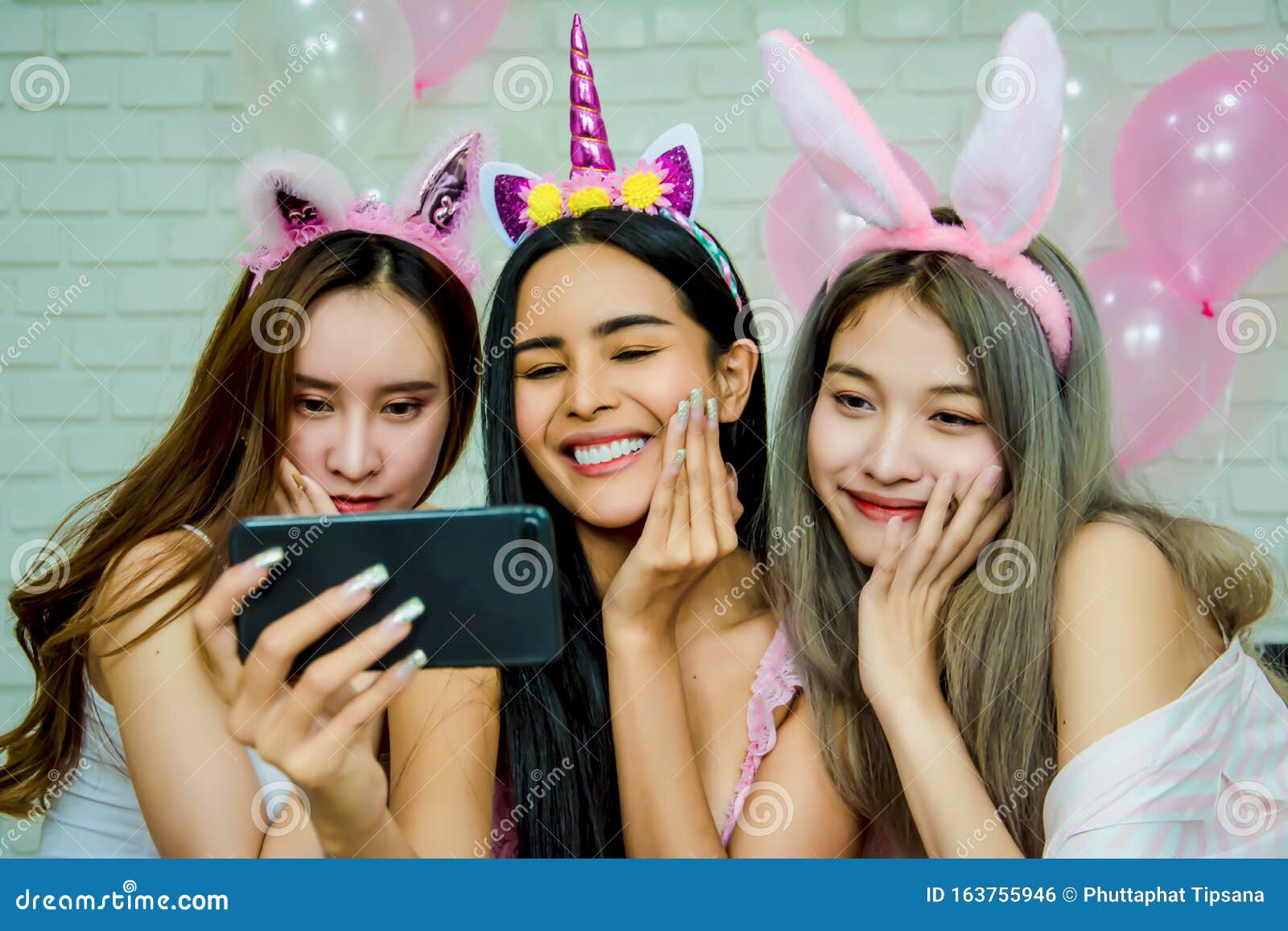 hottest group selfie