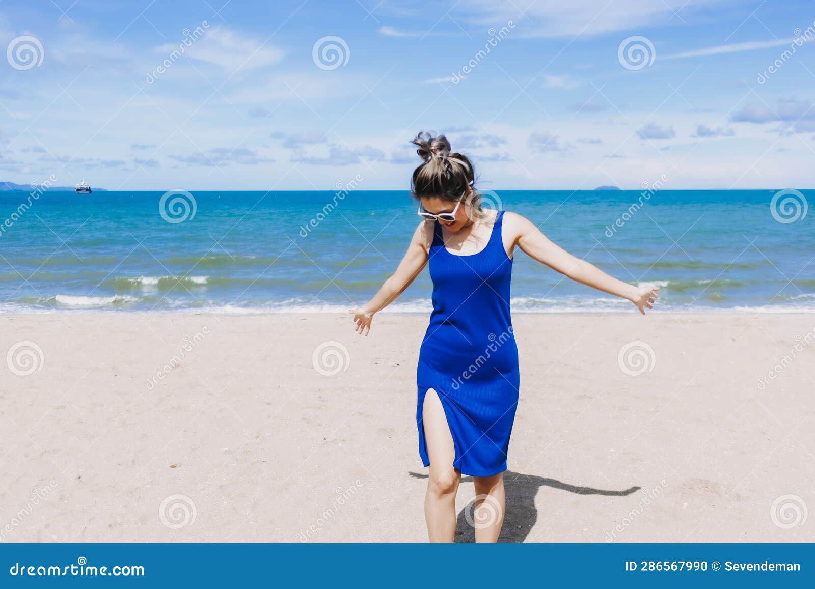 Woman Walk on the Sunny Beach with Face Avoiding the Sunlight. Stock ...