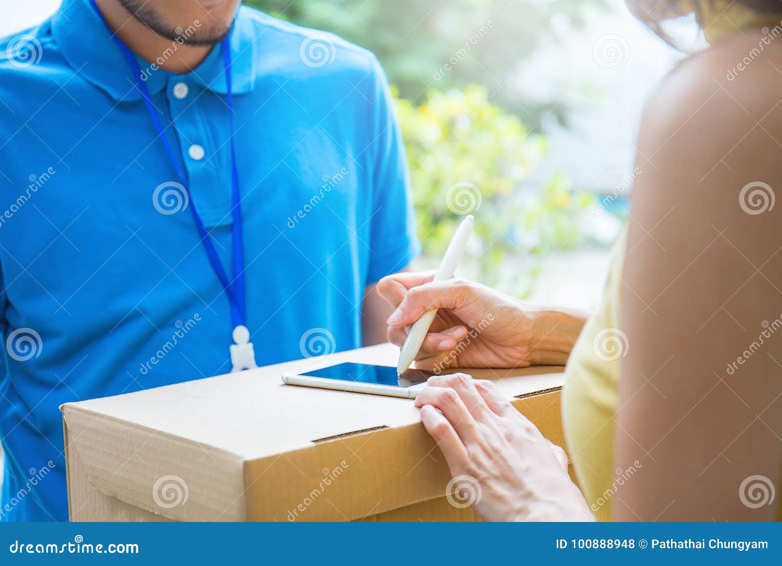 asian woman accepting receive a delivery of boxes from delivery asian man