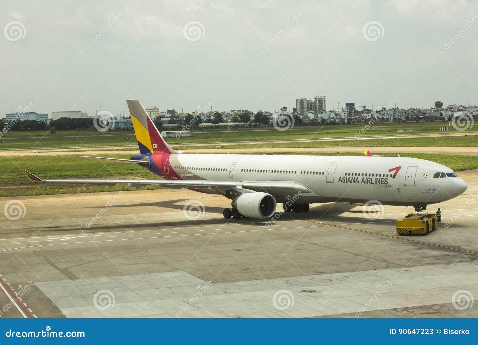 Asiana Airlines Korea. Asiana Airlines N.v. is één van Zuid-Korea ` s twee belangrijke luchtvaartlijnen, samen met Korean Air Asiana heeft zijn hoofdkwartier in Asiana-de Stadsbouw in Seoel De luchtvaartlijn heeft zijn binnenlandse hub bij de Internationale Luchthaven van Gimpo en zijn internationale hub bij de Internationale Luchthaven van Incheon