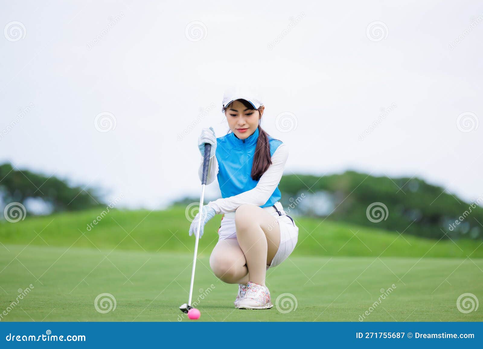 Balle De Golf Et Club De Golf En Sac Sur L'herbe Verte