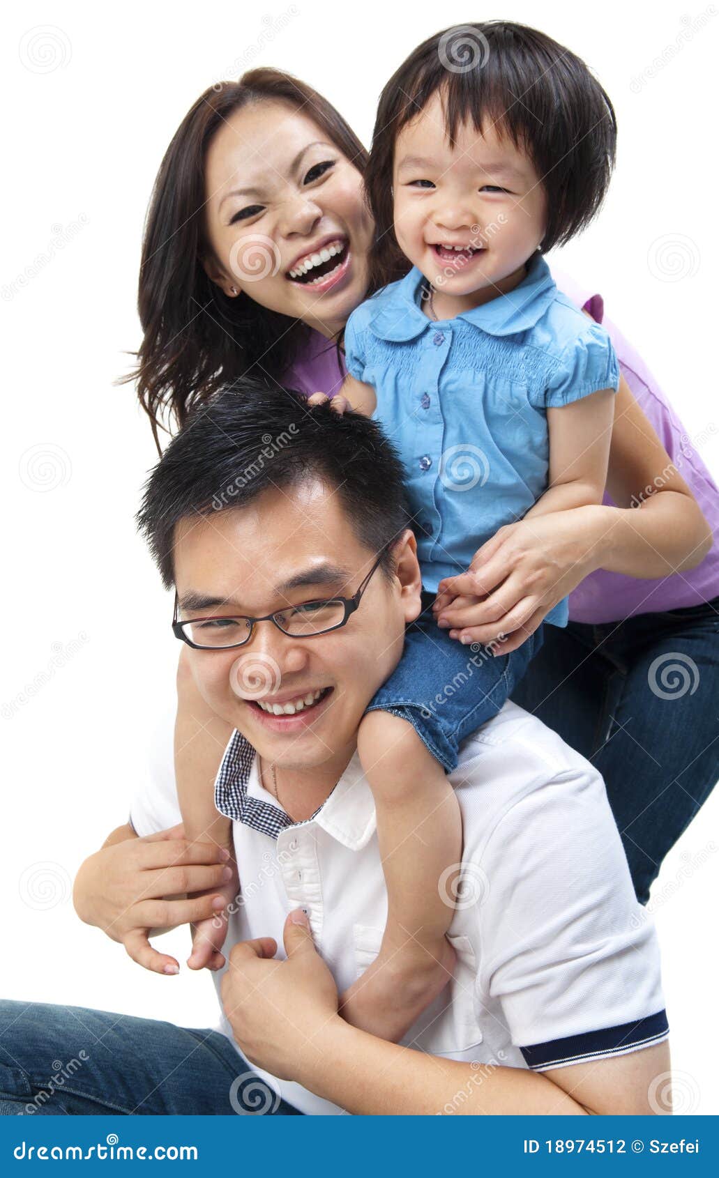 Glückliche asiatische Familie auf weißem Hintergrund
