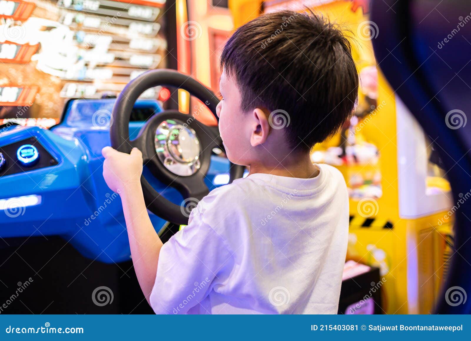 Asiatische Kind Junge Mit Einem Lenkrad, Um Das Auto Zu Steuern Spiel Mit  Seinen Händen Spaß Spielen Eine Arcade-Rennmaschine Klei Stockbild - Bild  von maschine, spiel: 215403081