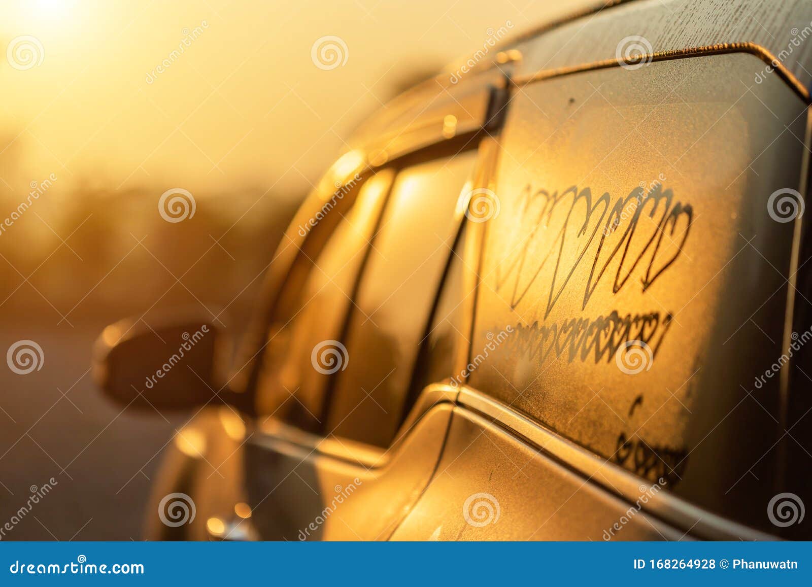 Asiatische Kleine Mädchen Schreiben Oder Zeichnen Herzenssymbol Auf Nassem  Spiegel Ihres Vaters SUV Auto am Morgen Stockfoto - Bild von hand, auto:  168264928