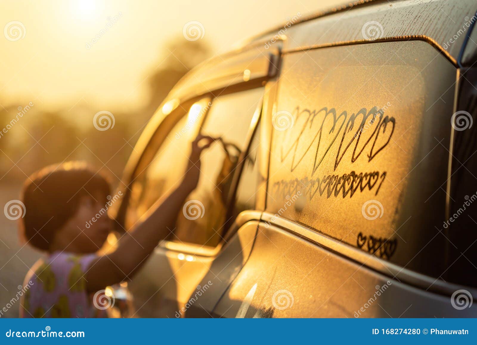 Asiatische Kleine Mädchen Schreiben Oder Zeichnen Herzenssymbol Auf Nassem  Spiegel Ihres Vaters SUV Auto am Morgen Stockfoto - Bild von reflexion,  hand: 168274280