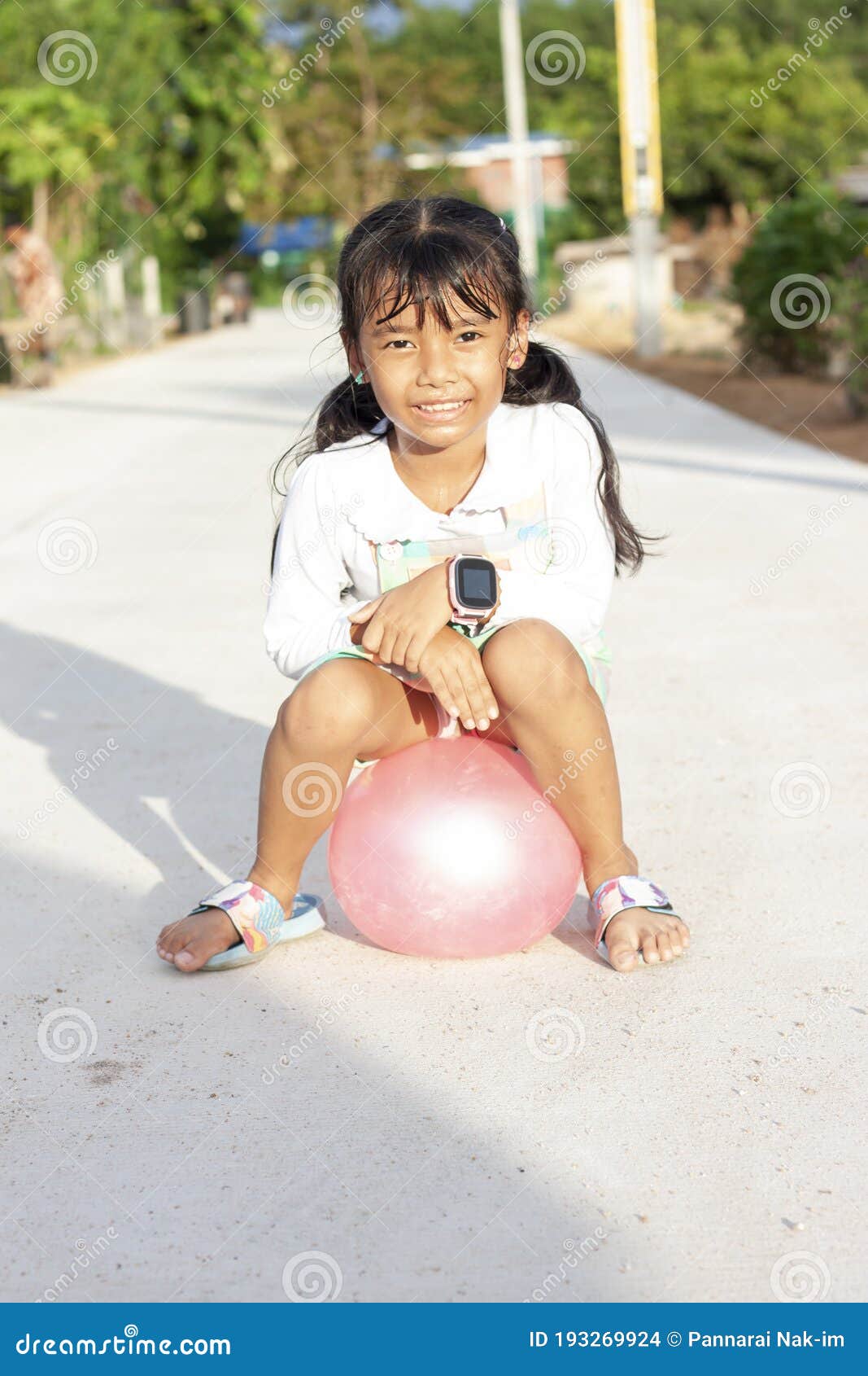 wenig asiatisch Kinder Kind Mädchen Abdeckung seine Augen mit Hände,  spielen ausblenden und suchen Stehen Nächster