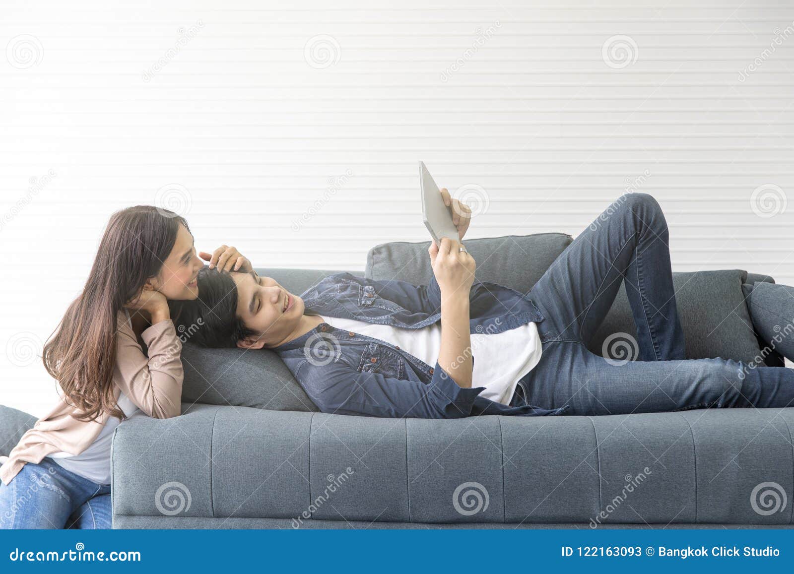 auf dem sofa durch auf dem sofa durch