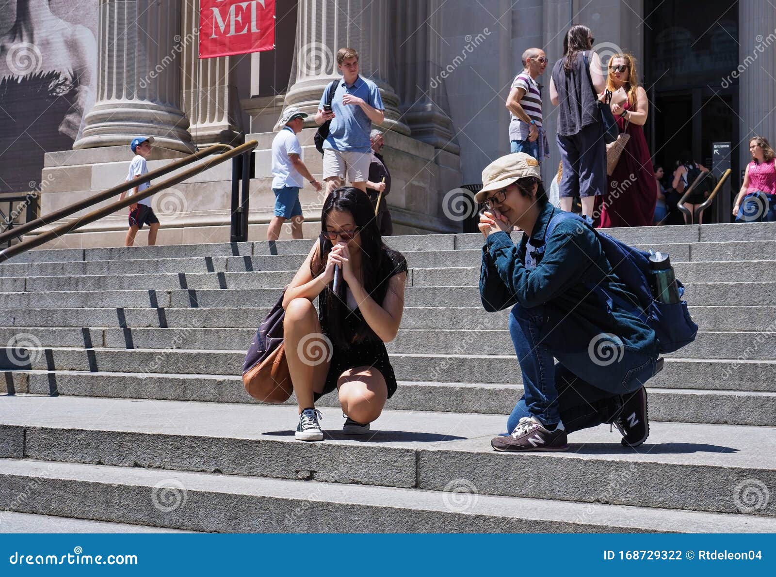 Asiatische Teenager Mit Lustigem Pochen Für Freunde Außerhalb Des Metropolitan Museum Of Art