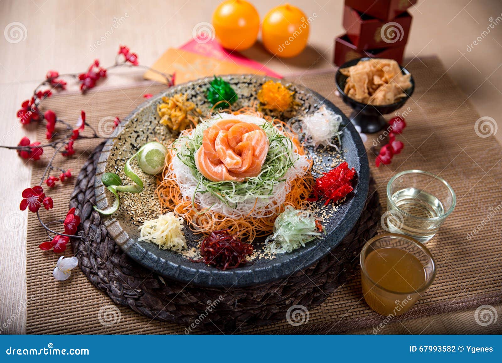 Asiatischer Wohlstands-Wurf, Lohei, Yusheng, Yee Sang Stockfoto - Bild ...