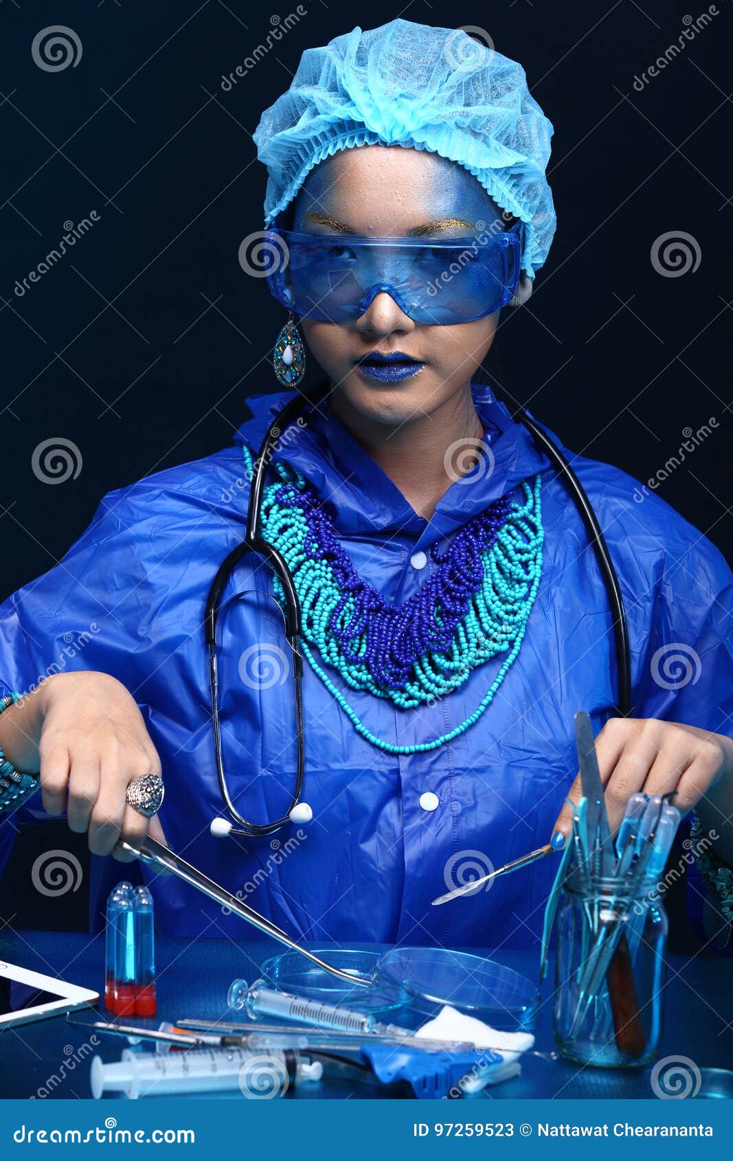 Asiatisk doktor Woman för kemi med blåa Tone Fashion Make upp fanc