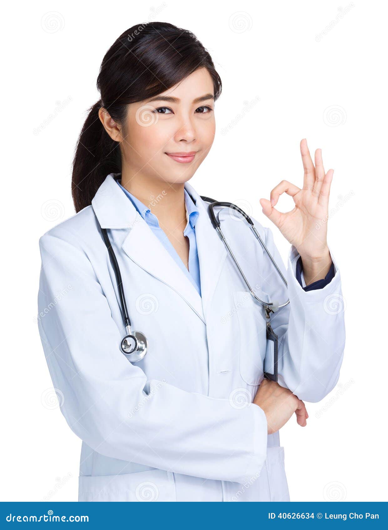 Asiatisk doktorskvinna med det ok tecknet som isoleras på vit