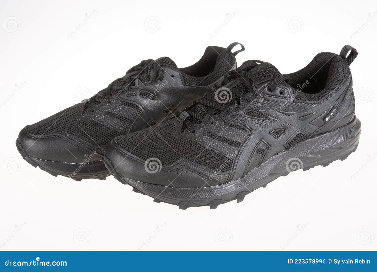 echtgenoot Digitaal bedrag Asics Logo Brand and Sign of Japanese Multinational Corporation on Sporty  Black Shoes Editorial Photo - Image of icon, brand: 223578996