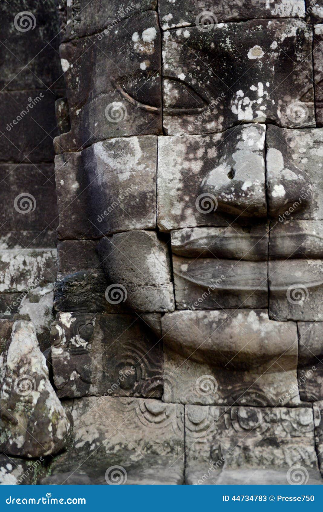 ASIEN CAMBODJA ANGKOR ANGKOR THOM. Stenen vänder mot Tempelen fördärvar av Angkor Thom i tempelstaden av Angkor nära staden av Siem Riep i det västra av Cambodja