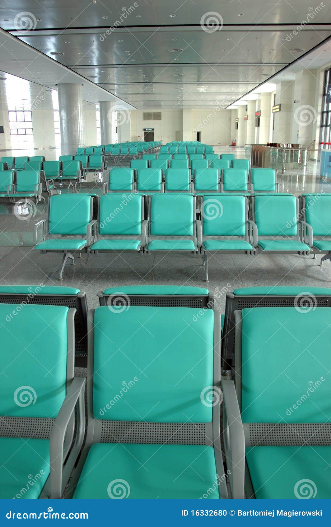 Asientos en sala de espera foto de archivo. Imagen de lugar 16332680