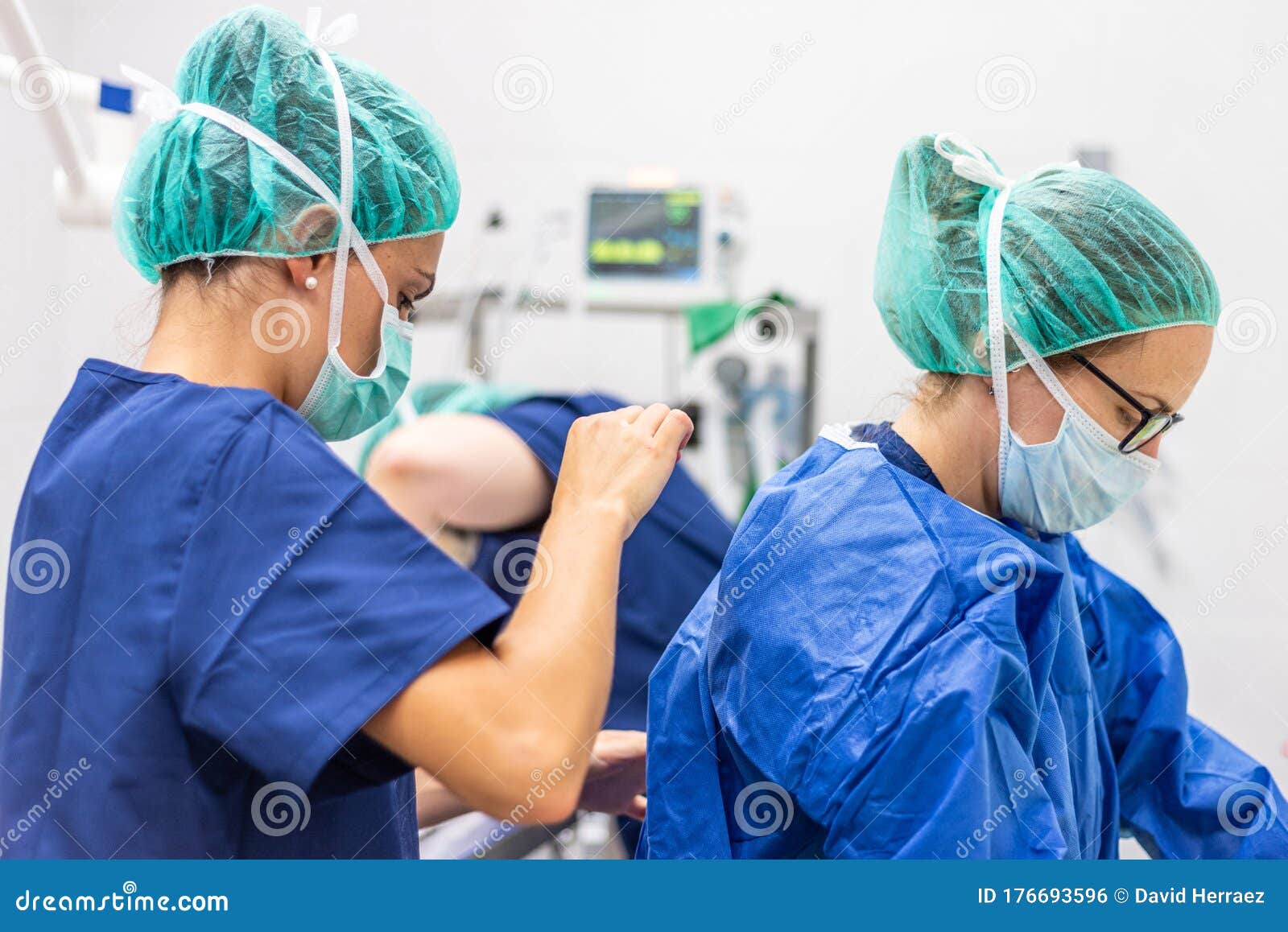 Asistente Médico Ayudando a Un Cirujano a Vestir Ropa Estéril En Un  Quirófano. Foto de archivo - Imagen de standing, estéril: 176693596